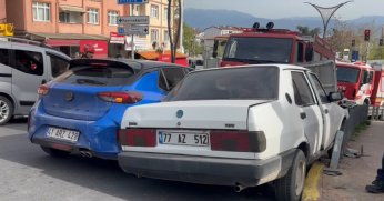  Kocaeli'de facianın eşiğinden dönüldü: Freni tutmayan otomobil bariyerlere çarptı