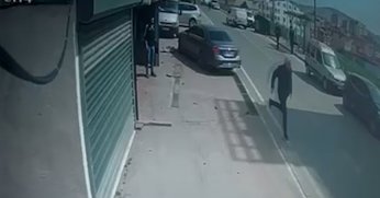 Çocuğunu tehdit ettiğini iddia ettiği motosikletliye otomobiliyle böyle çarptı