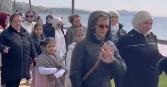 Körfezli annelerin sahilde sağlık yürüyüşü