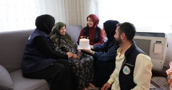 92 Yaşındaki Neriman Teyze’ye Duygu Dolu Doğum Günü Sürprizi