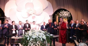  Nikah töreni siyaset camiasını bir araya getirdi