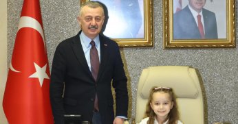 Başkan Büyükakın,  koltuğu çocuklara bıraktı