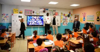 Şampiyon dev adamlar öğrencilerle bir araya geldi