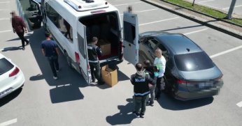Bir minibüs dolusu silah ve malzemeleri ele geçirildi
