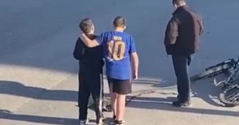  Çocuklar yaralı kedinin üzerini örtüp, başında nöbet tuttu