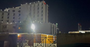 Otelin bahçesinde park halindeki karavan alev alev yandı