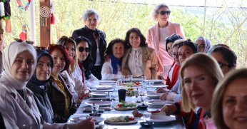 İzmit Belediyesinden kadın muhtarlara Anneler Günü kahvaltısı