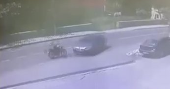 Otomobille çarpışan motosikletlinin kaza anı kameraya yansıdı
