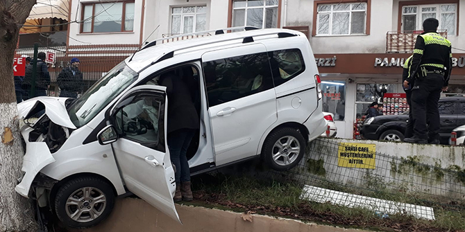 Kontrolden Çıkan Araç Otoparka Uçtu