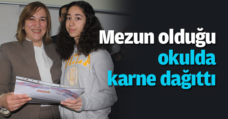 Mezun olduğu okulda karne dağıttı