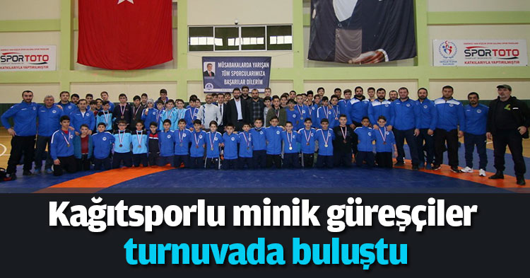 Kağıtsporlu minik güreşçiler turnuvada buluştu