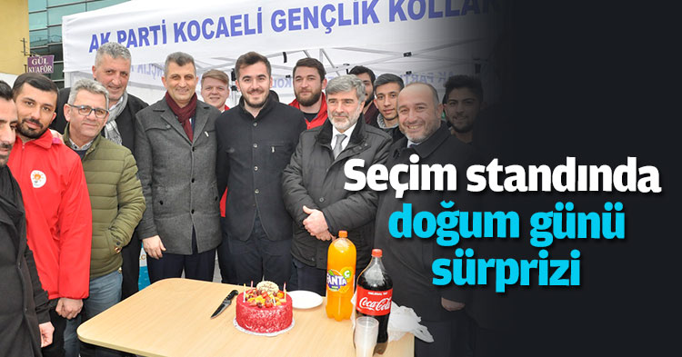 Seçim standında doğum günü sürprizi