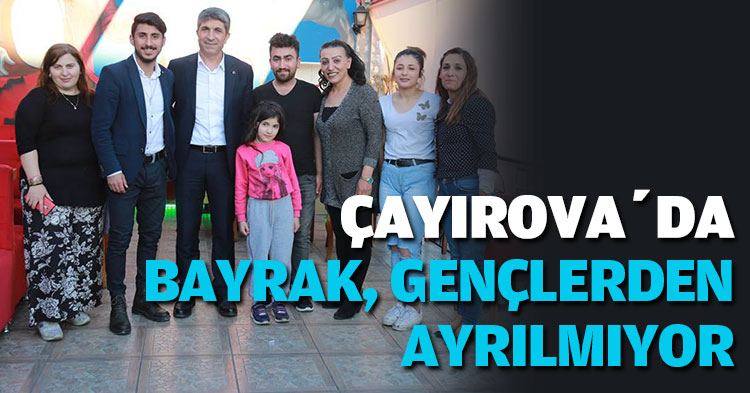 ÇAYIROVA’DA BAYRAK GENÇLERDEN AYRILMIYOR