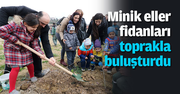 Minik eller fidanları toprakla buluşturdu