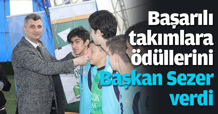 Başarılı takımlara ödüllerini Başkan Sezer verdi
