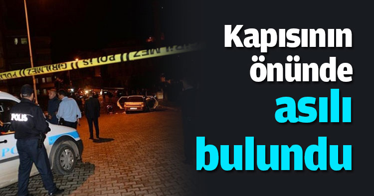 Kapısının önünde asılı bulundu