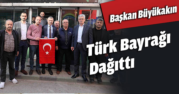 Başkan Büyükakın, esnaf ve vatandaşlara Türk bayrağı hediye etti