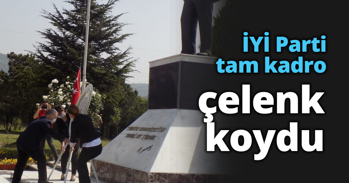 İYİ Parti tam kadro çelenk koydu