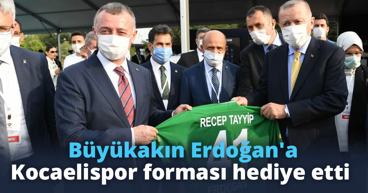 Büyükakın Erdoğan'a Kocaelispor forması hediye etti