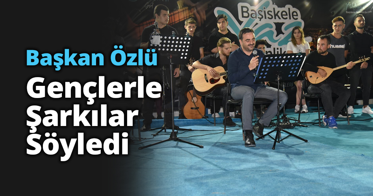 Başkan Özlü “Sahne Sizin”de Gençlerle Şarkılar Söyledi