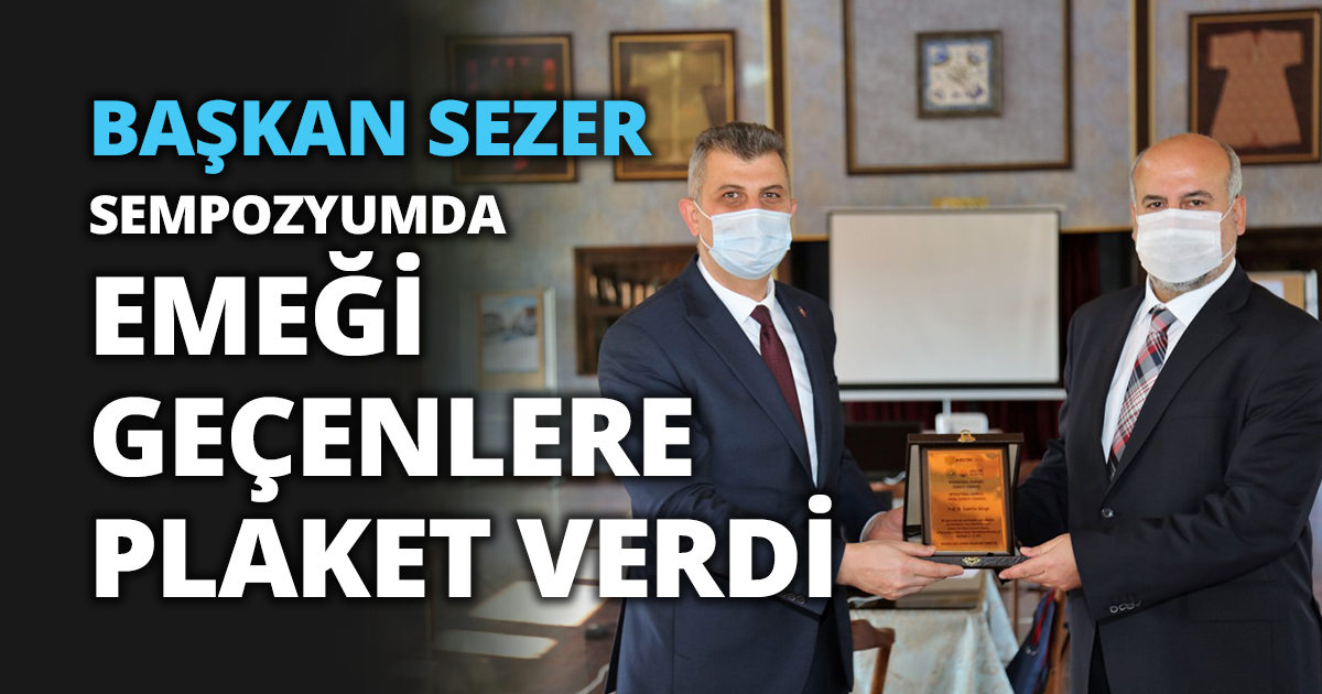 BAŞKAN SEZER ULUSLARARASI SEMPOZYUMDA EMEĞİ GEÇENLERE PLAKET TAKDİM ETTİ