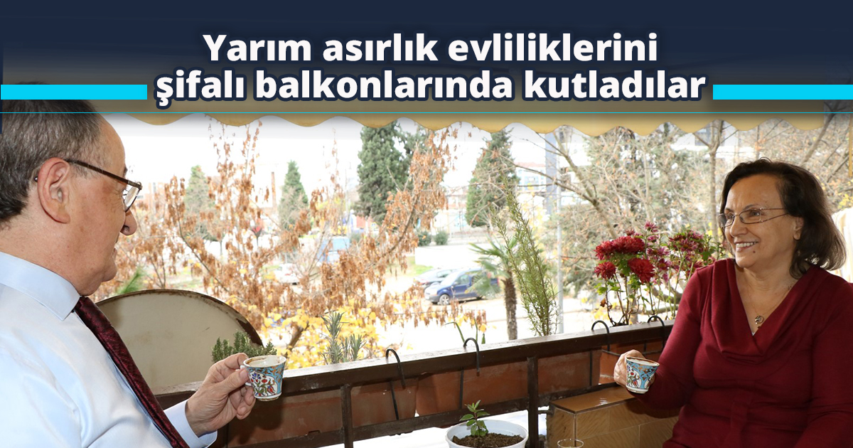 Yarım asırlık evliliklerini  şifalı balkonlarında kutladılar