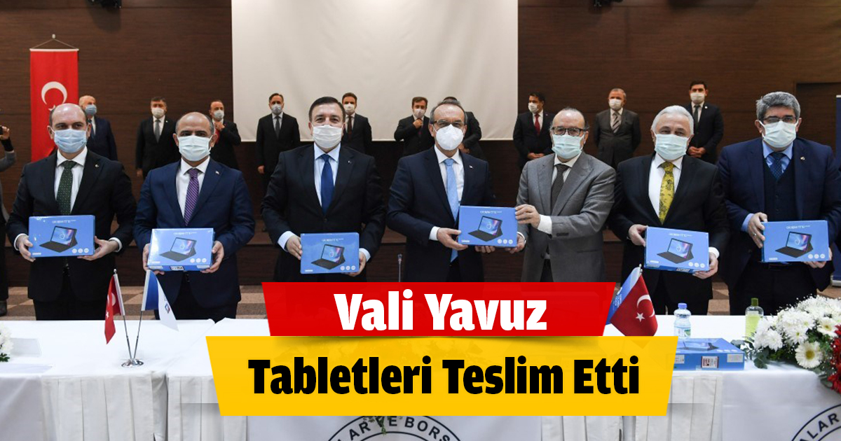 Vali Yavuz, Tabletleri Teslim Etti