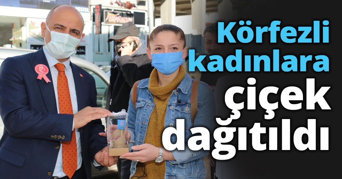 Körfezli kadınlara çiçek dağıtıldı