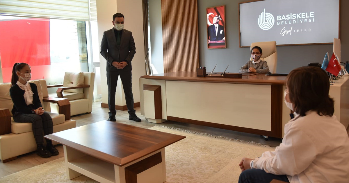 Başkan Özlü Koltuğunu Minik Zeynep’e Devretti