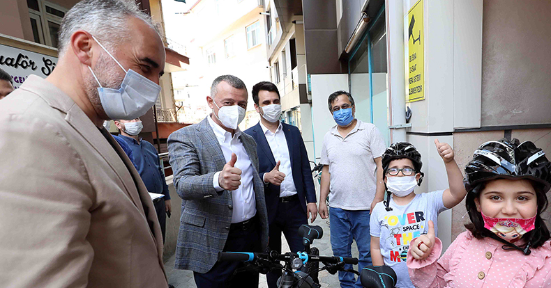 Başkan Büyükakın,  çocukları mutlu etmeyi sürdürüyor   