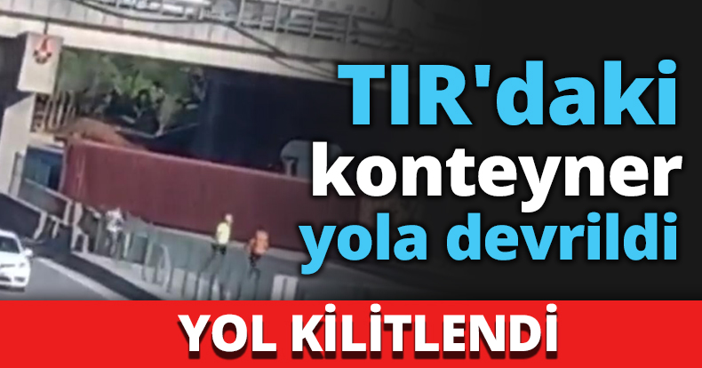 TIR'daki konteyner yola devrildi