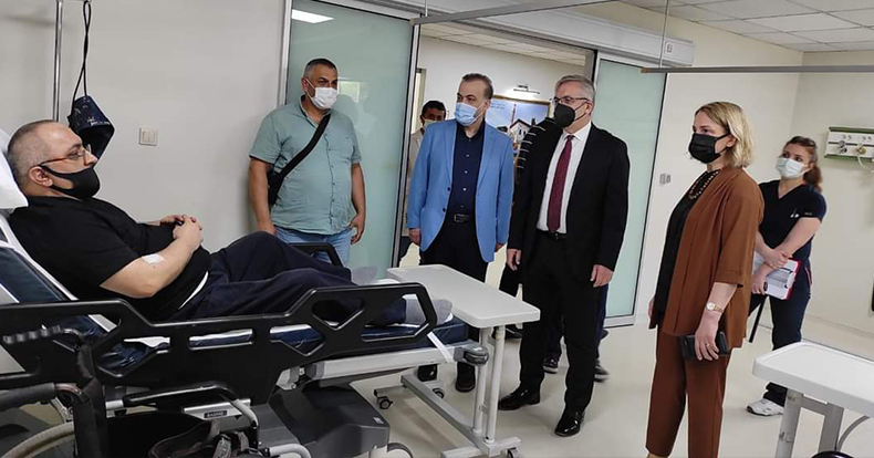 Pehlevan ve Zeybek sağlık personelleriyle bayramlaştı 