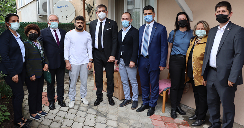 CHP Kocaeli, Avrupa Şampiyonu Gölcüklü milli güreşçi Ramazan Sarı’yı ziyaret etti