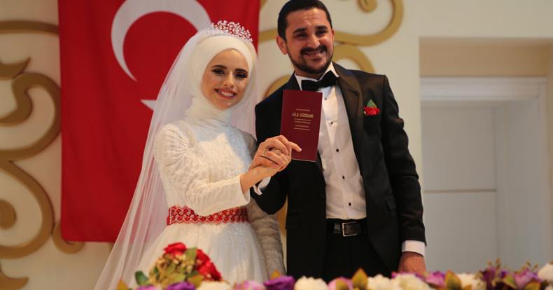 İşitme engelli çift tercüman aracılığıyla ‘Evet’ dedi