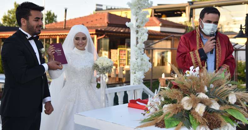 Başkan Özlü Dünya Evine Giren Çiftleri Yalnız Bırakmıyor