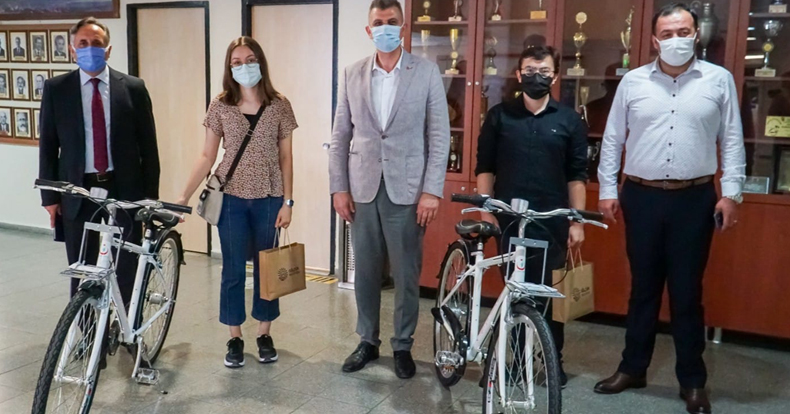 Başkan Sezer, YKS'de Türkiye derecesi yapan öğrencilerle bir araya geldi