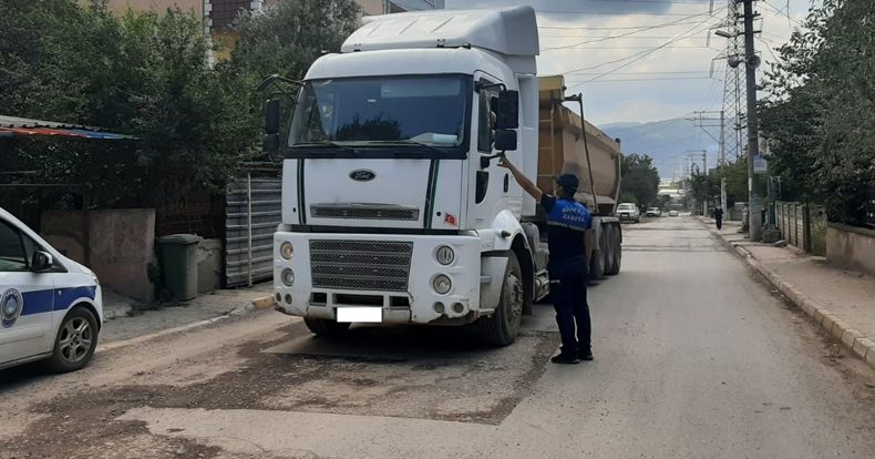 Mahalle içindeki tır parklanmalarına ceza