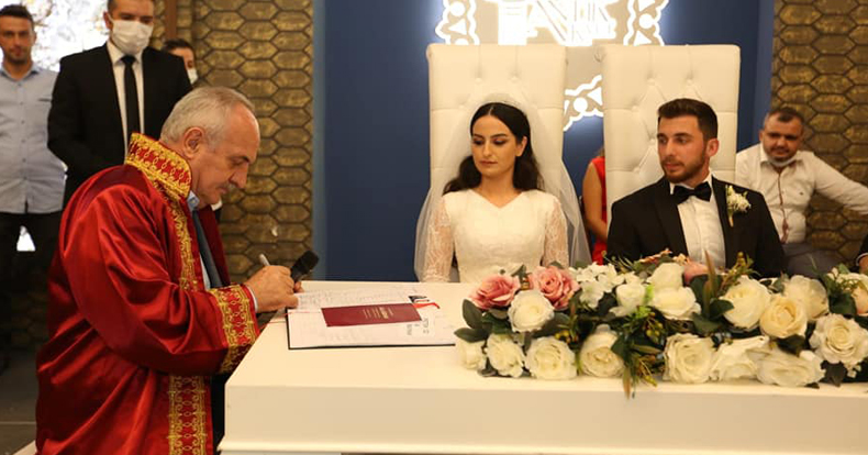 Abbas Bayrak oğlunu evlendirdi