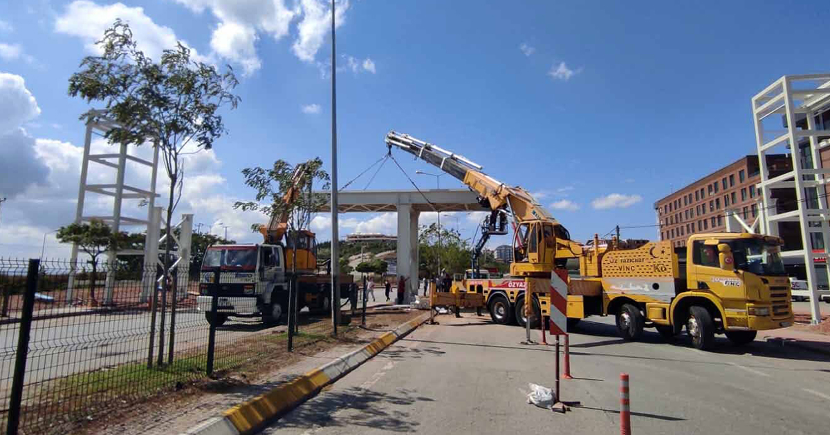 Üniversite yolu yaya geçidinde kirişler konuluyor