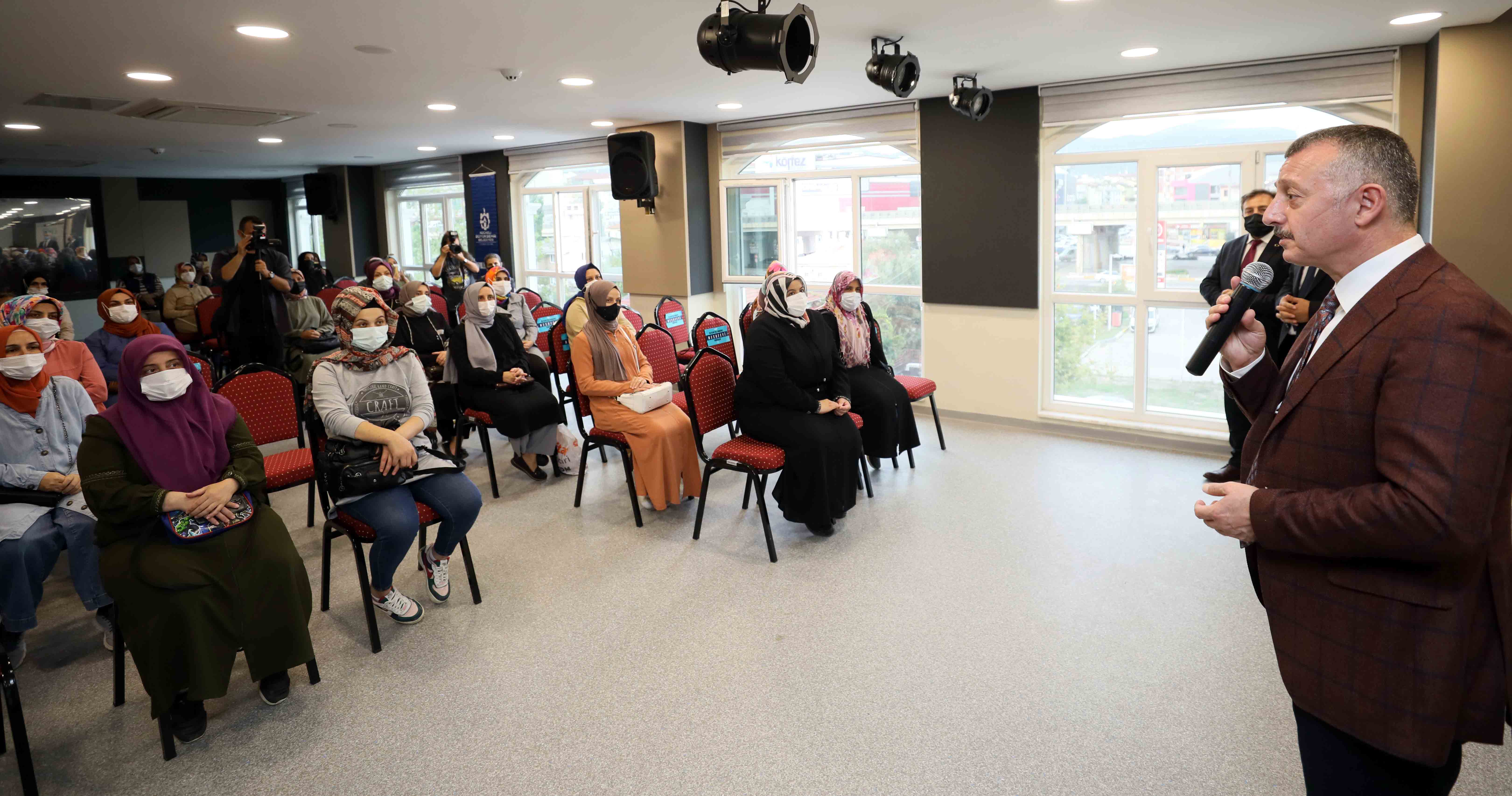 Başkan Büyükakın,“Çocuklarımızı sosyal medyanın risklerinden korumalıyız”