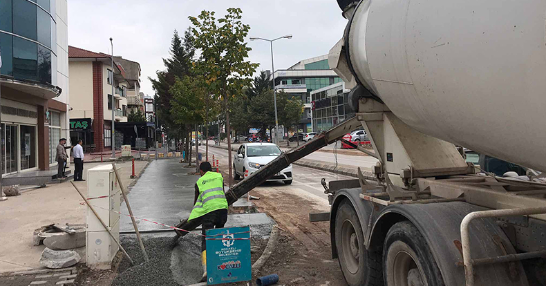 İzmit Demokrasi Bulvarında baskı beton kaldırımları yapıldı