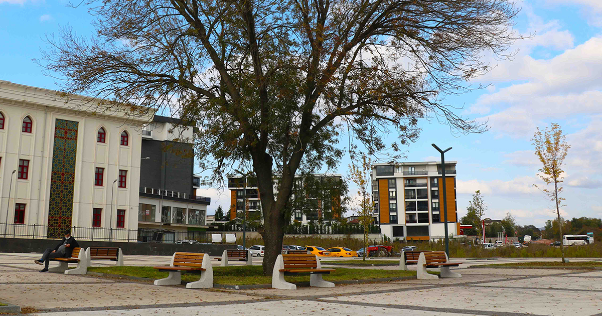 Kartepe Kent Meydanı yeni şehir  mobilyalarıyla daha güzel   