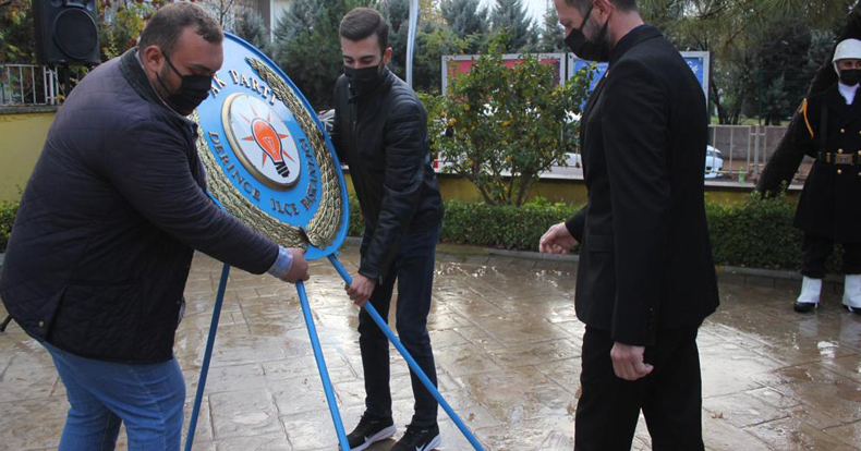 AK Derince Atatürk’ü karanfillerle andı