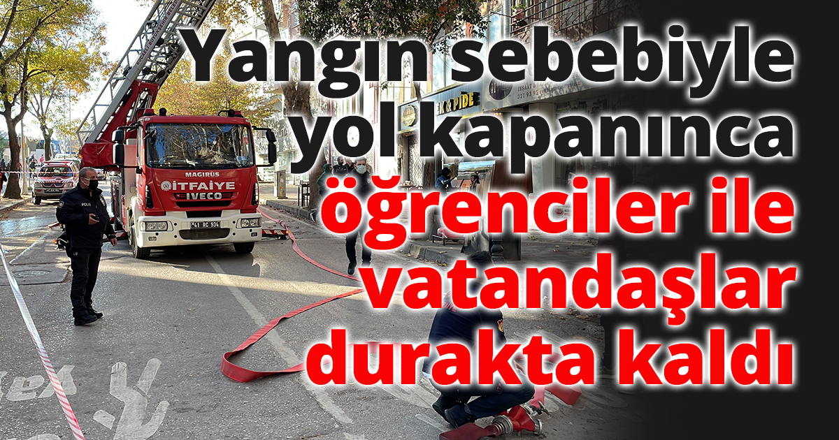 Yangın sebebiyle yol kapanınca öğrenciler ile vatandaşlar durakta kaldı