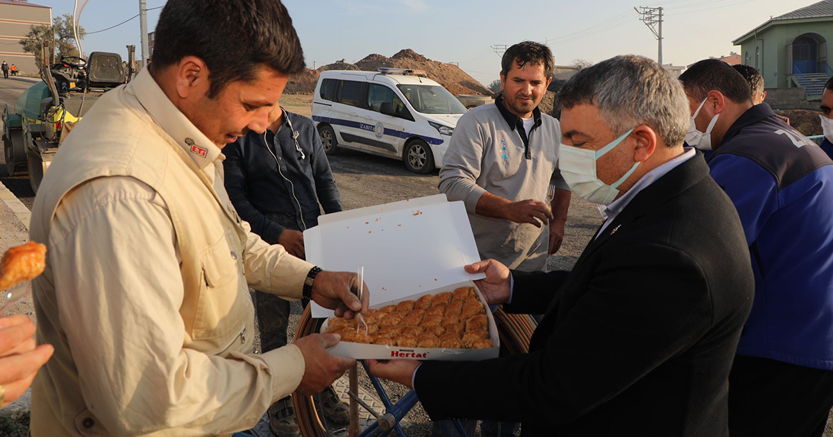 Başkan Şayir'den sahada çalışan personellere tatlı ikramı