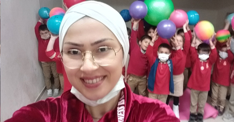 Sıradanlıktan çıkarttığı dersleri, eğlendirerek öğretiyor