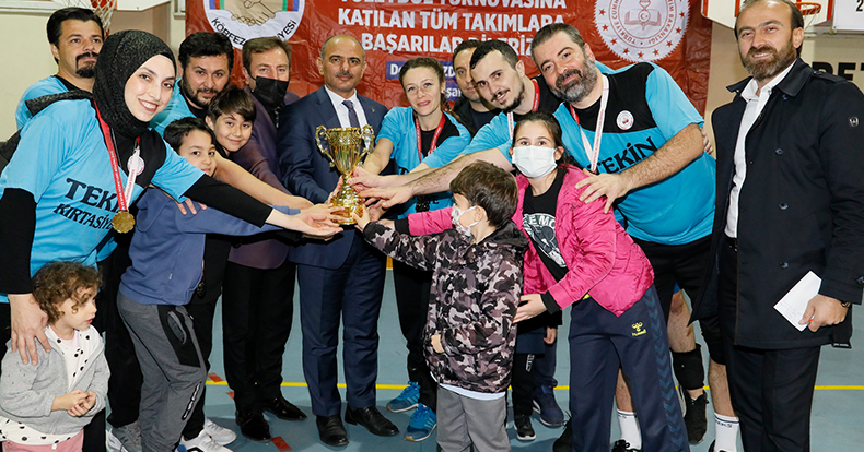 Öğretmenler Günü’ne özel voleybol turnuvasının şampiyonu Uluğbey Ortaokulu oldu