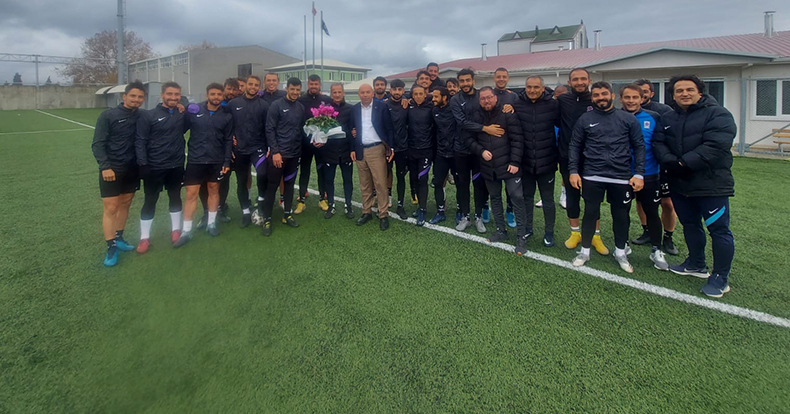 Futbolculardan, emekli öğretim üyesi olan teknik direktörlerine sürpriz
