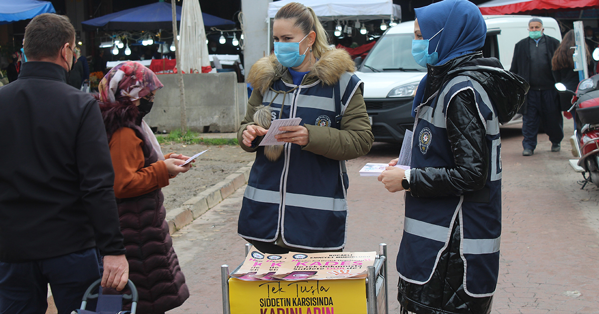 Polis ekipleri pazar yerinde KADES'i anlattı