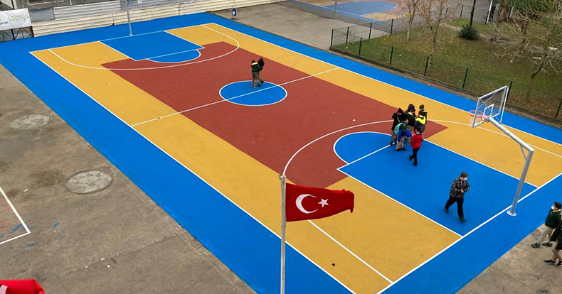 İzmit Edebali Ortaokuluna basketbol ve voleybol sahası